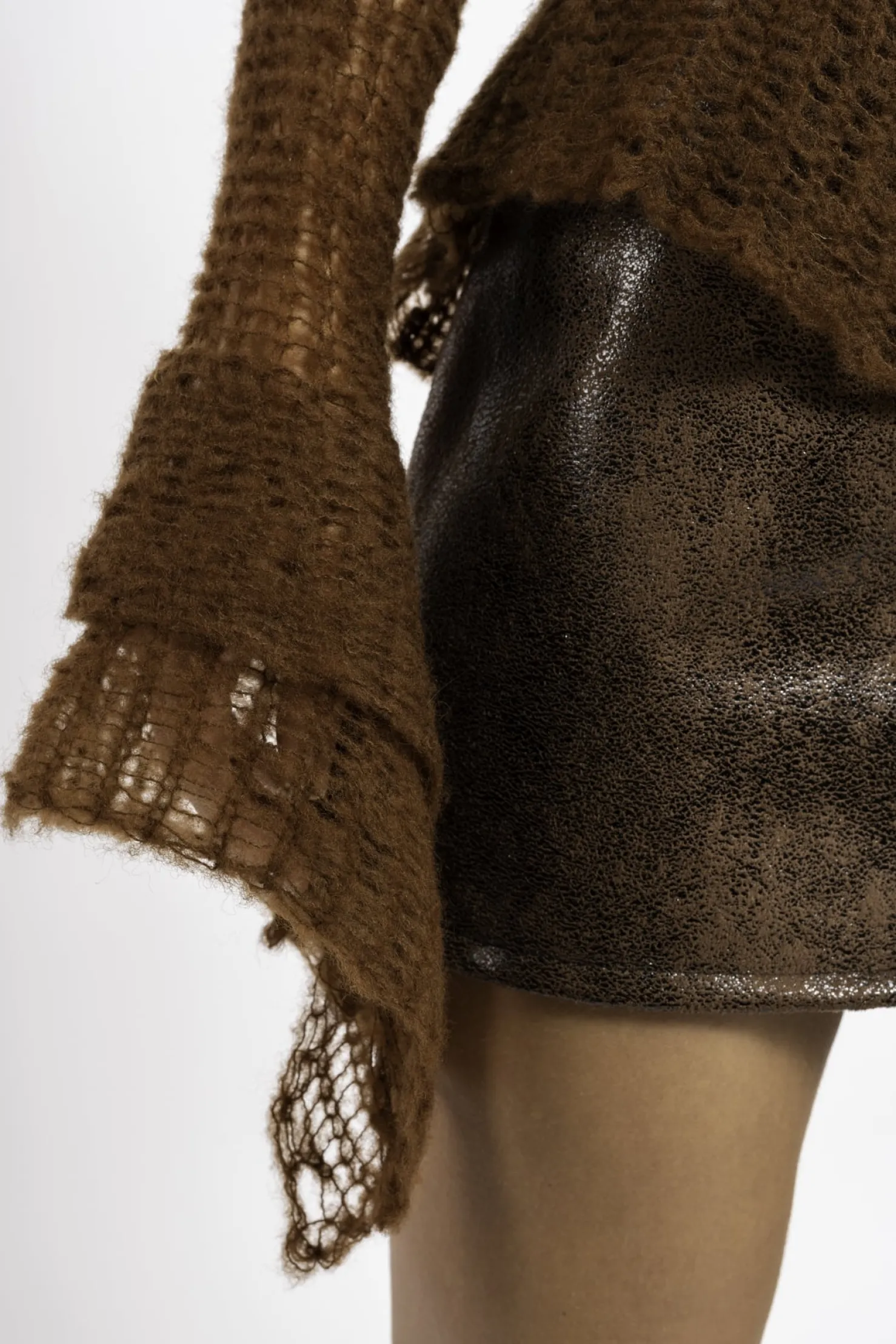 MaisonCléo Jupes>FW22 RUNWAY LOOK 1 – Mini jupe en faux cuir vieilli marron JADE