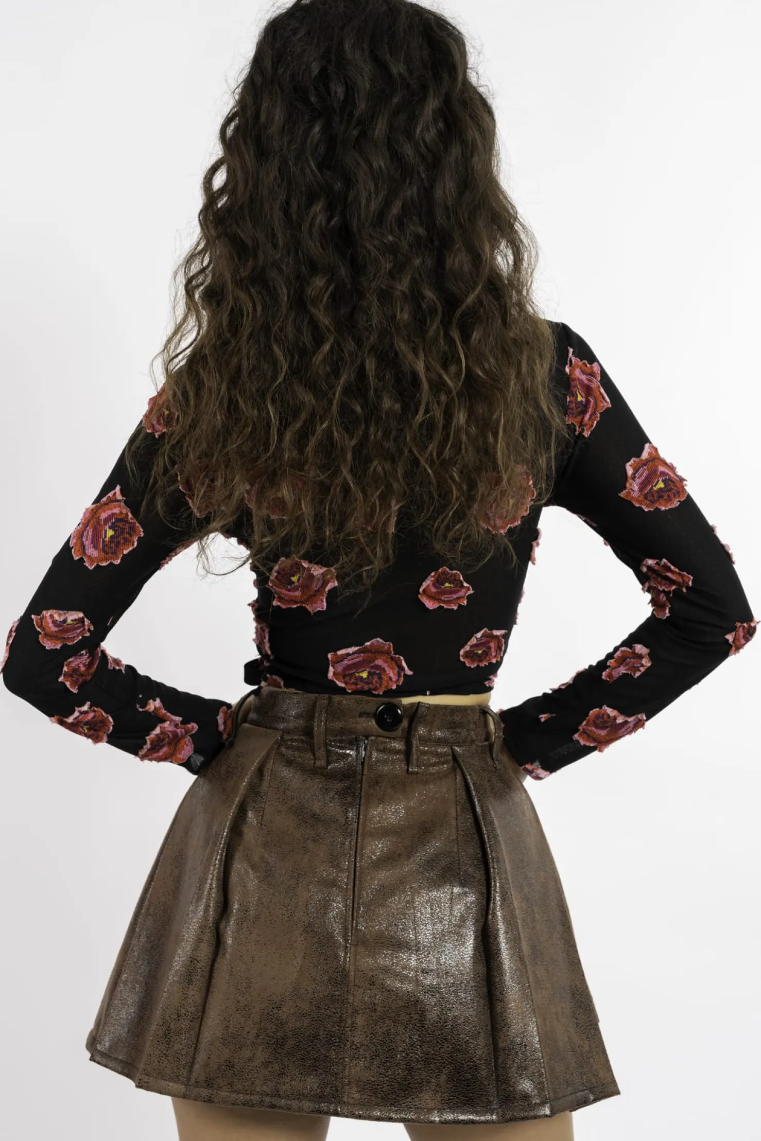 MaisonCléo Jupes>FW22 RUNWAY LOOK 3 – Mini jupe plissée en faux cuir vieilli marron NAMI