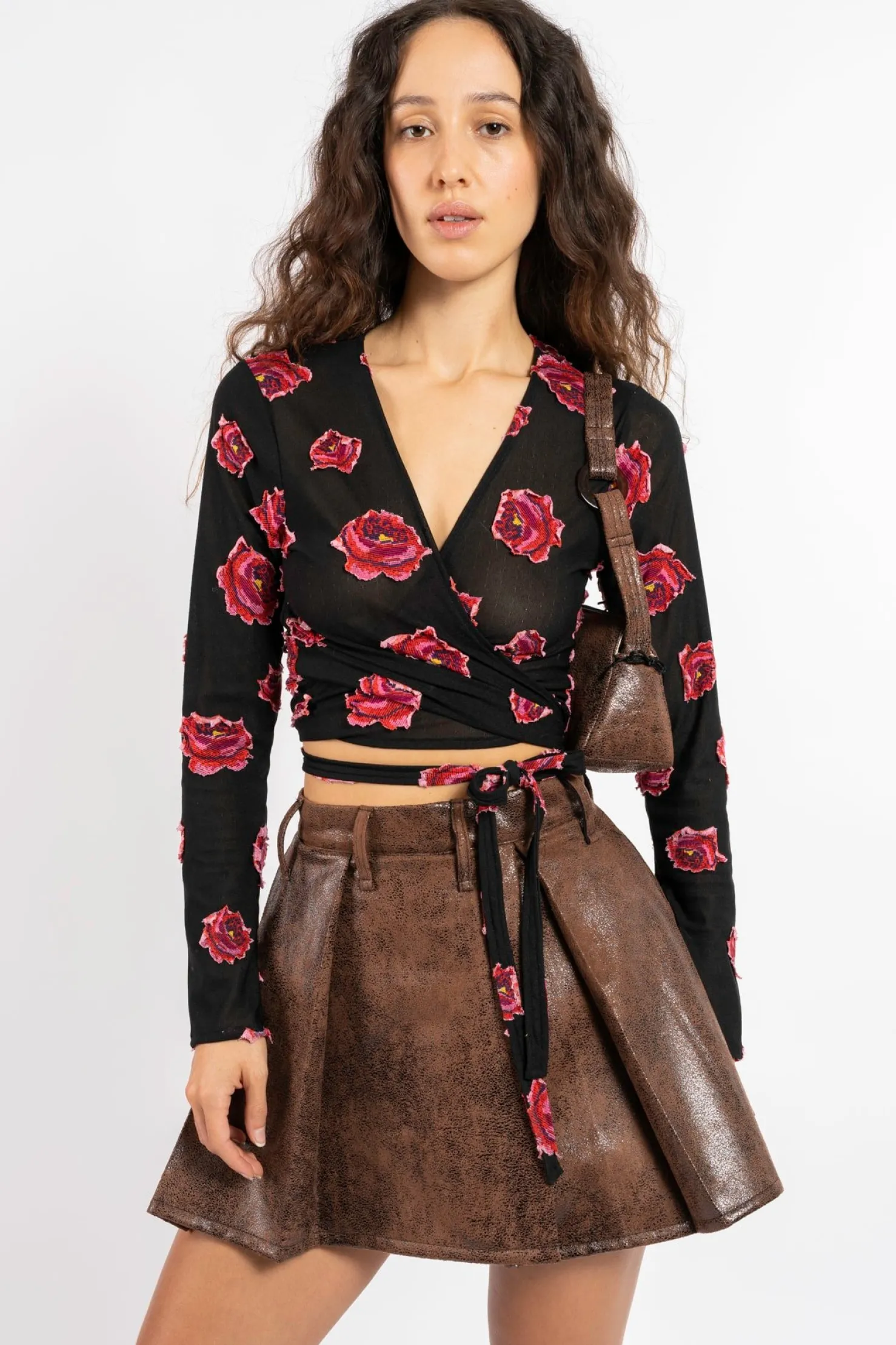 MaisonCléo Jupes>FW22 RUNWAY LOOK 3 – Mini jupe plissée en faux cuir vieilli marron NAMI