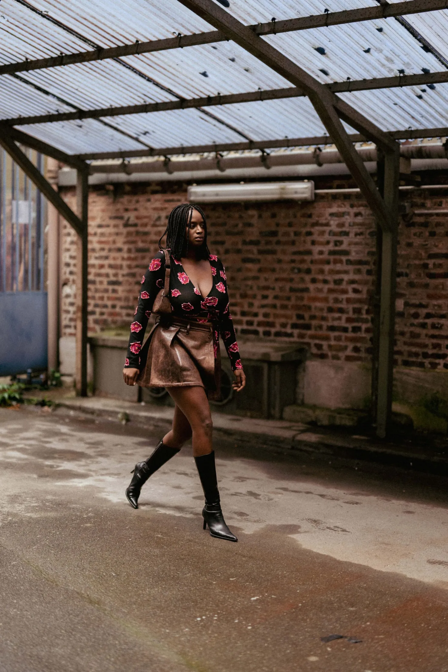 MaisonCléo Jupes>FW22 RUNWAY LOOK 3 – Mini jupe plissée en faux cuir vieilli marron NAMI