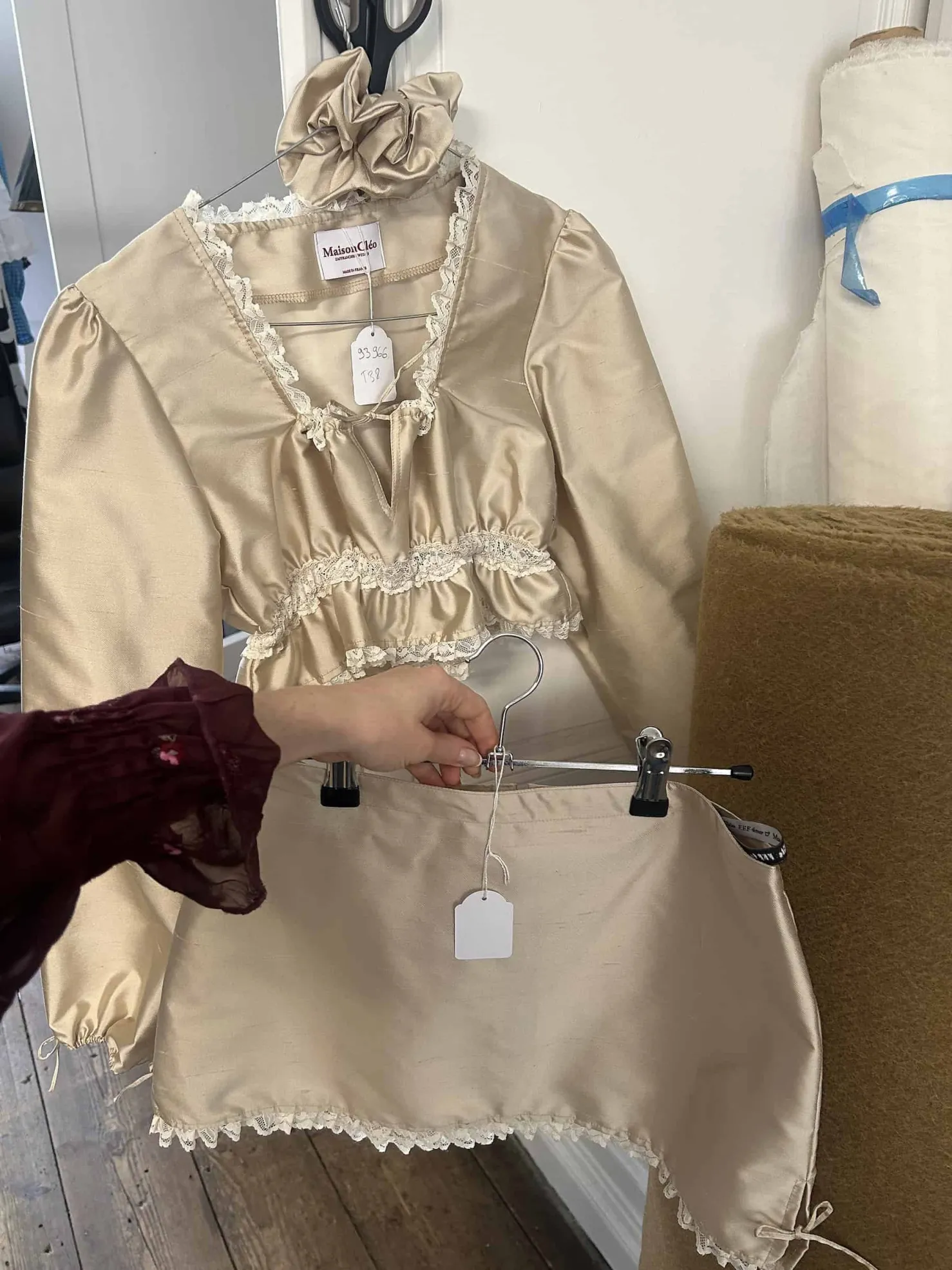 MaisonCléo Jupes>FW22 RUNWAY LOOK 2 – Mini jupe beige en soie avec dentelle et liens