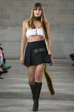 MaisonCléo Jupes>FW22 RUNWAY LOOK 9 – Mini jupe plissée noire et khaki avec détail ceinture CAROLE