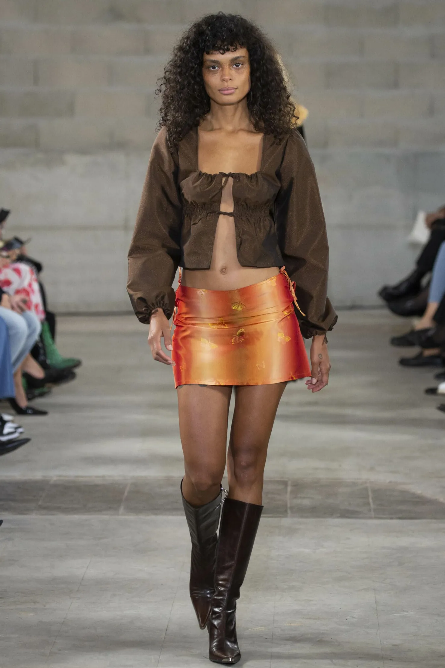 MaisonCléo Jupes>FW22 RUNWAY LOOK 17 – Mini jupe papillons orange flame irisé avec liens MONIQUE