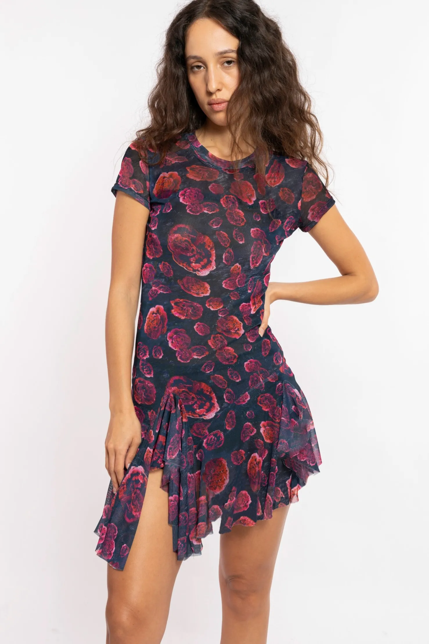 MaisonCléo Robes>FW22 RUNWAY LOOK 4 – Mini robe motif roses rouges en mesh à volants MARLA