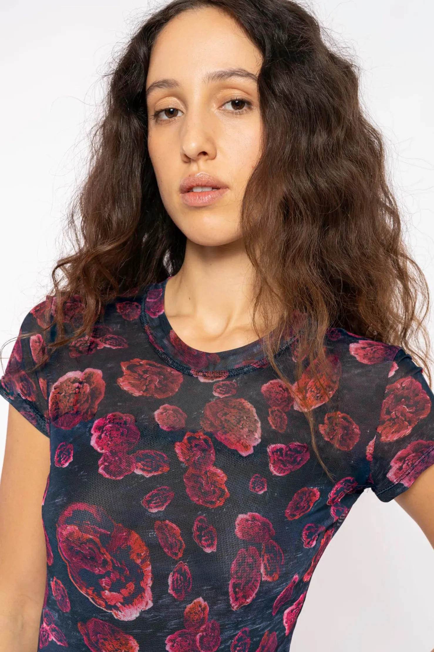 MaisonCléo Robes>FW22 RUNWAY LOOK 4 – Mini robe motif roses rouges en mesh à volants MARLA