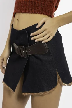 MaisonCléo Jupes>FW22 RUNWAY LOOK 11 – Mini-jupe portefeuille en jean avec ceinture en cuir et dentelle de Calais ELSA
