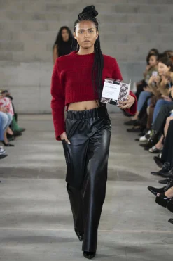 MaisonCléo Pantalons / Shorts>FW22 RUNWAY LOOK 14 – Pantalon large en simili cuir noir ANDRIA