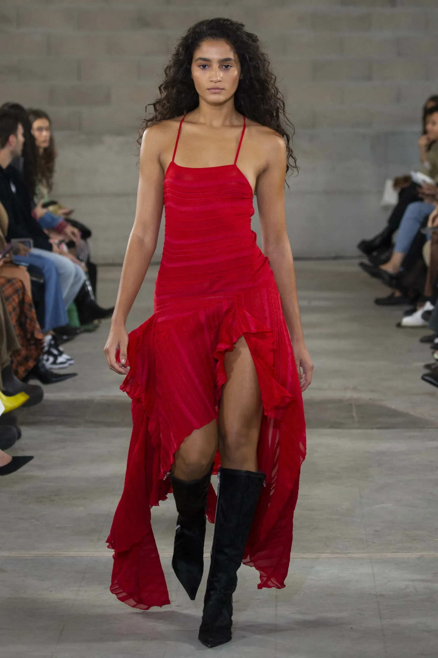 MaisonCléo Robes>FW22 RUNWAY LOOK 28 – Robe dos nu asymétrique à rayures rouges et volants en soie SADIA