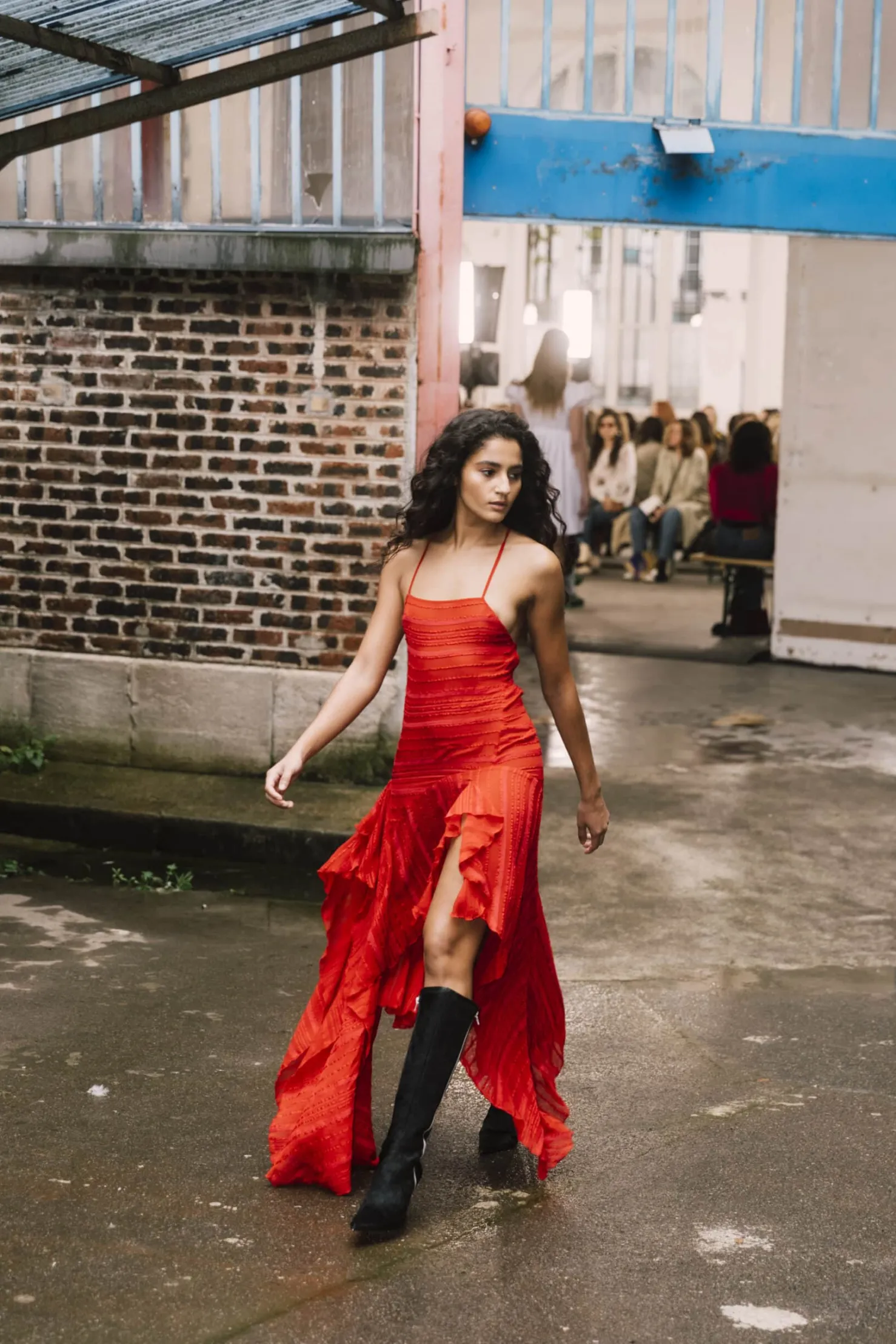 MaisonCléo Robes>FW22 RUNWAY LOOK 28 – Robe dos nu asymétrique à rayures rouges et volants en soie SADIA