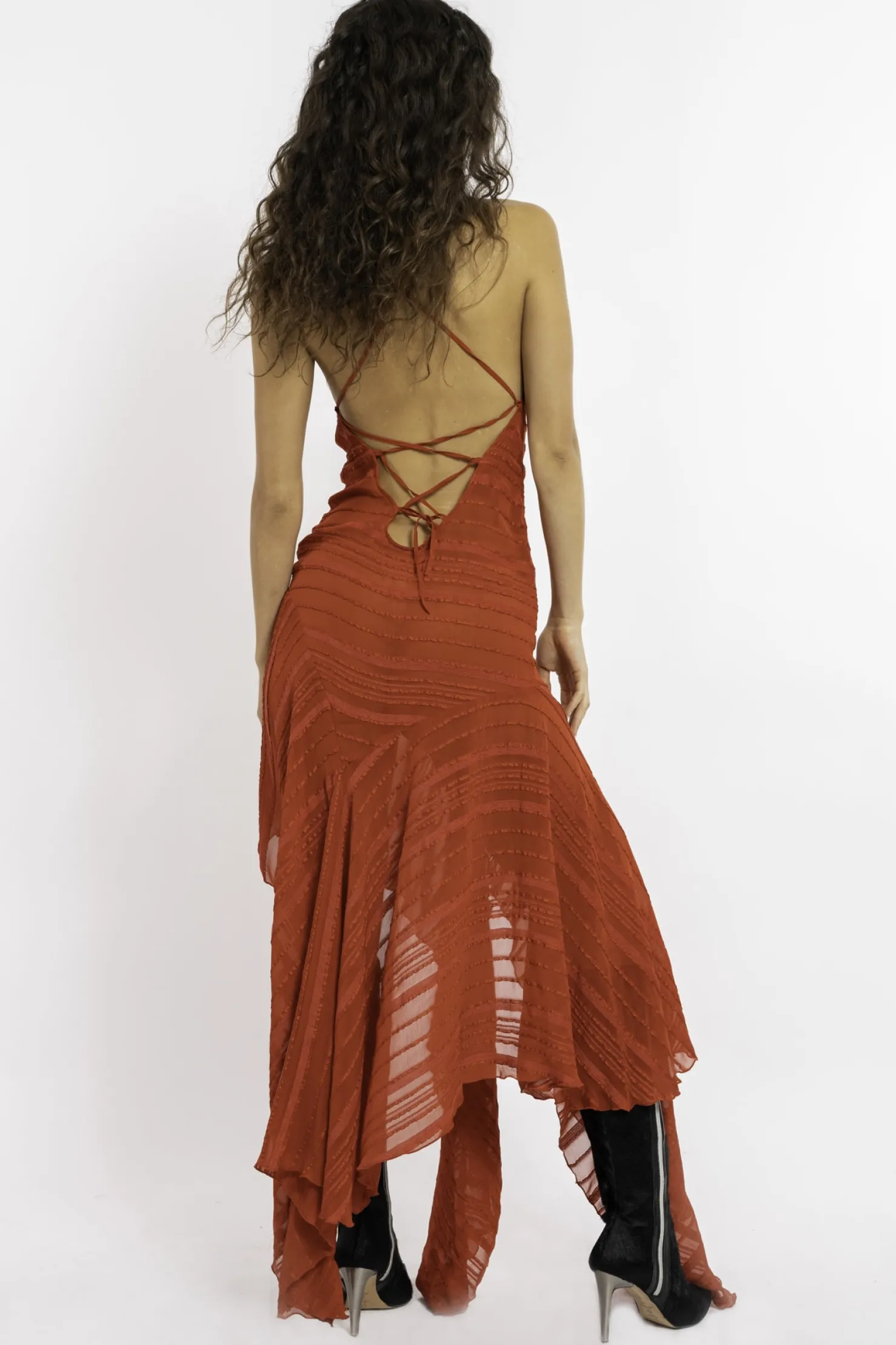 MaisonCléo Robes>FW22 RUNWAY LOOK 28 – Robe dos nu asymétrique à rayures rouges et volants en soie SADIA
