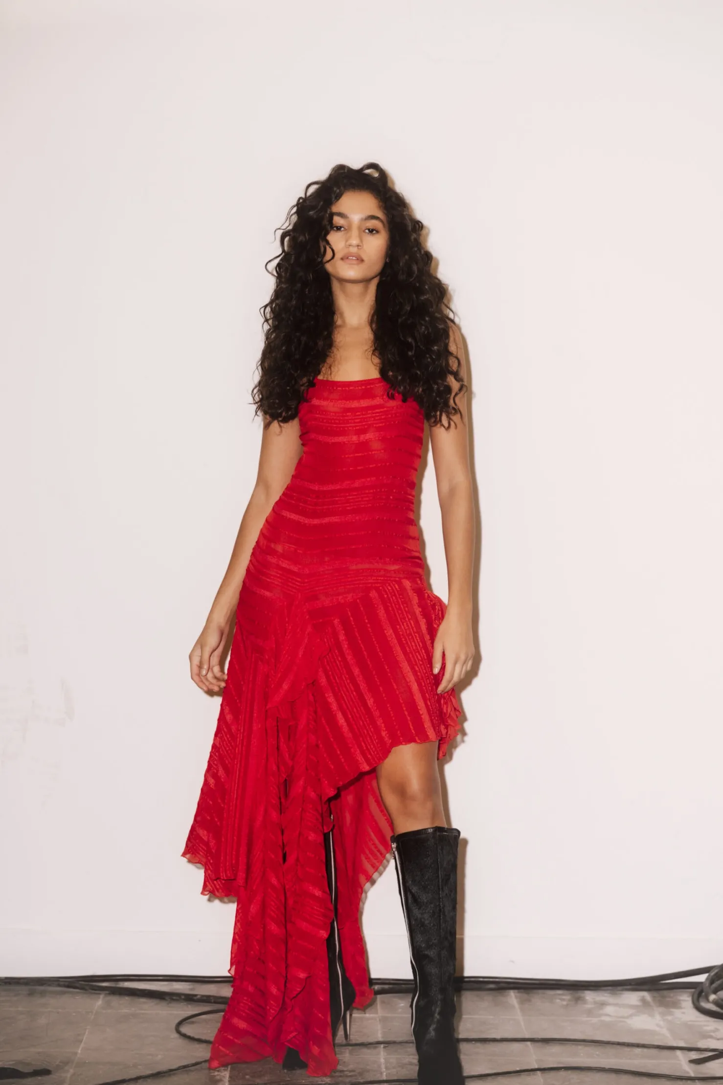 MaisonCléo Robes>FW22 RUNWAY LOOK 28 – Robe dos nu asymétrique à rayures rouges et volants en soie SADIA