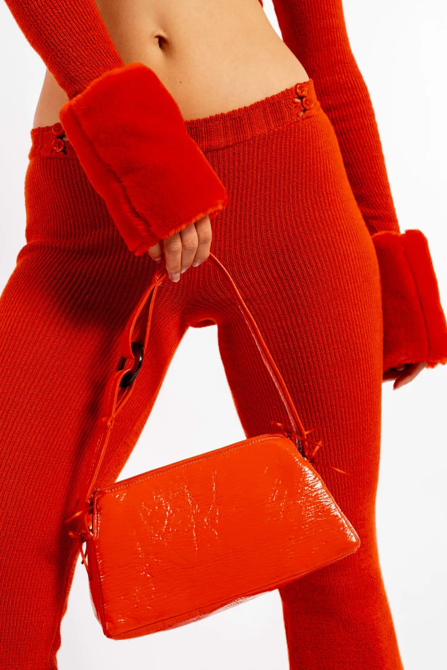MaisonCléo Sacs>FW22 RUNWAY LOOK 24 – Sac baguette en vinyle rouge vif EMMANUELLE