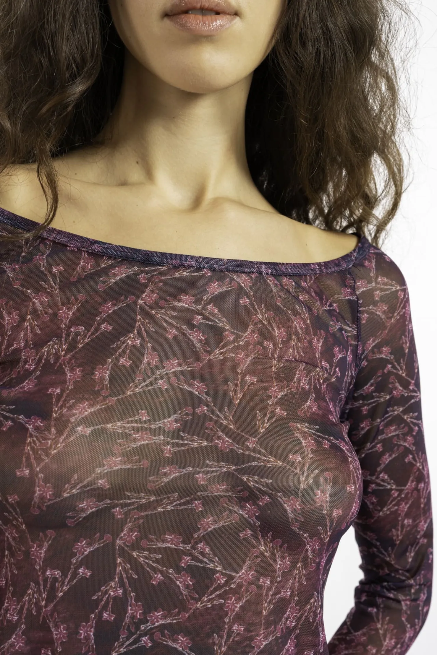 MaisonCléo Tops>FW22 RUNWAY LOOK 10 – Top col bateau à fleurs bordeaux et violet en mesh TIPHAINE