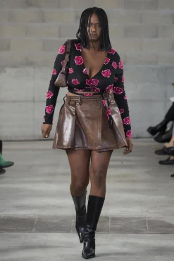MaisonCléo Cardigans|Tops>FW22 RUNWAY LOOK 3 – Top gilet cache-coeur noir à roses rouges appliquées ISA