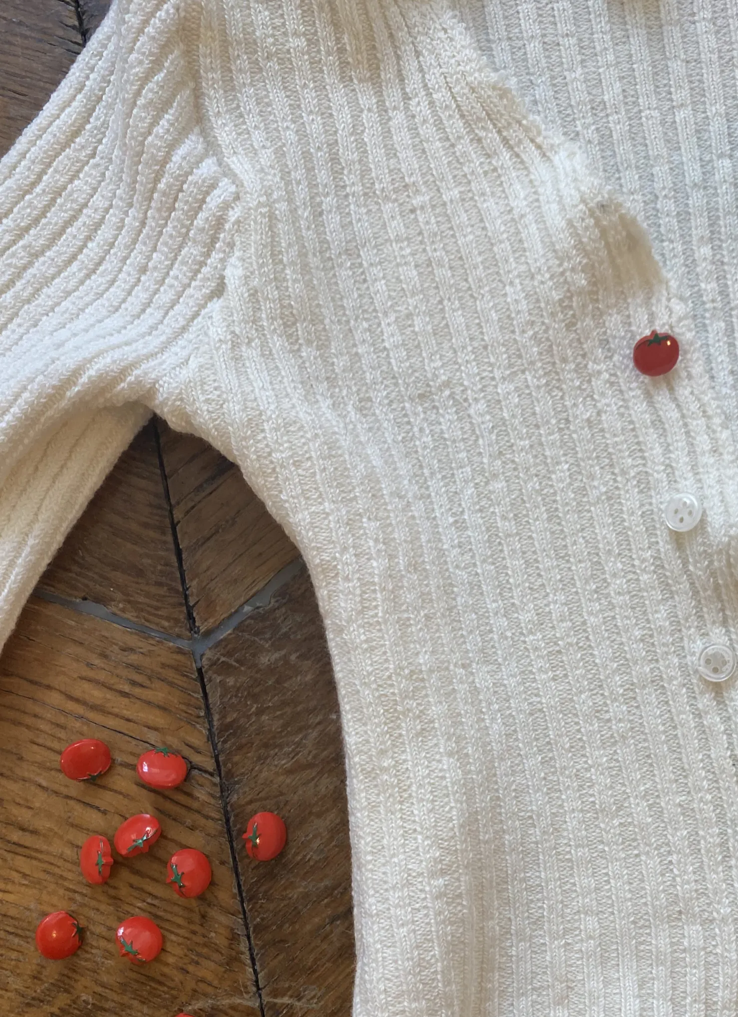 MaisonCléo Cardigans|Mailles>Gilet tricoté ivoire tomate en coton organique LORE