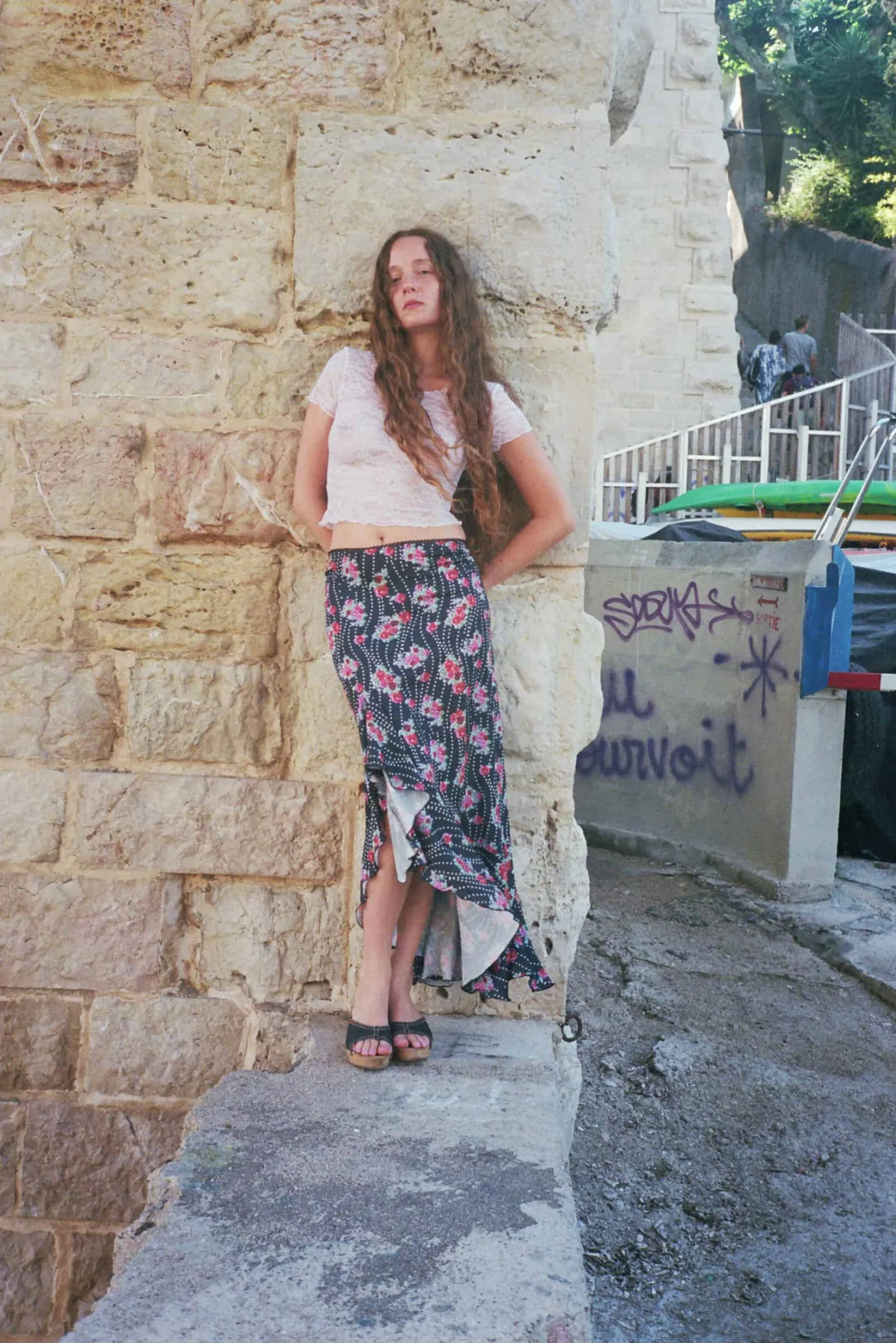 MaisonCléo Jupes>Jupe longue fendue volantée à motif roses rouges et pois