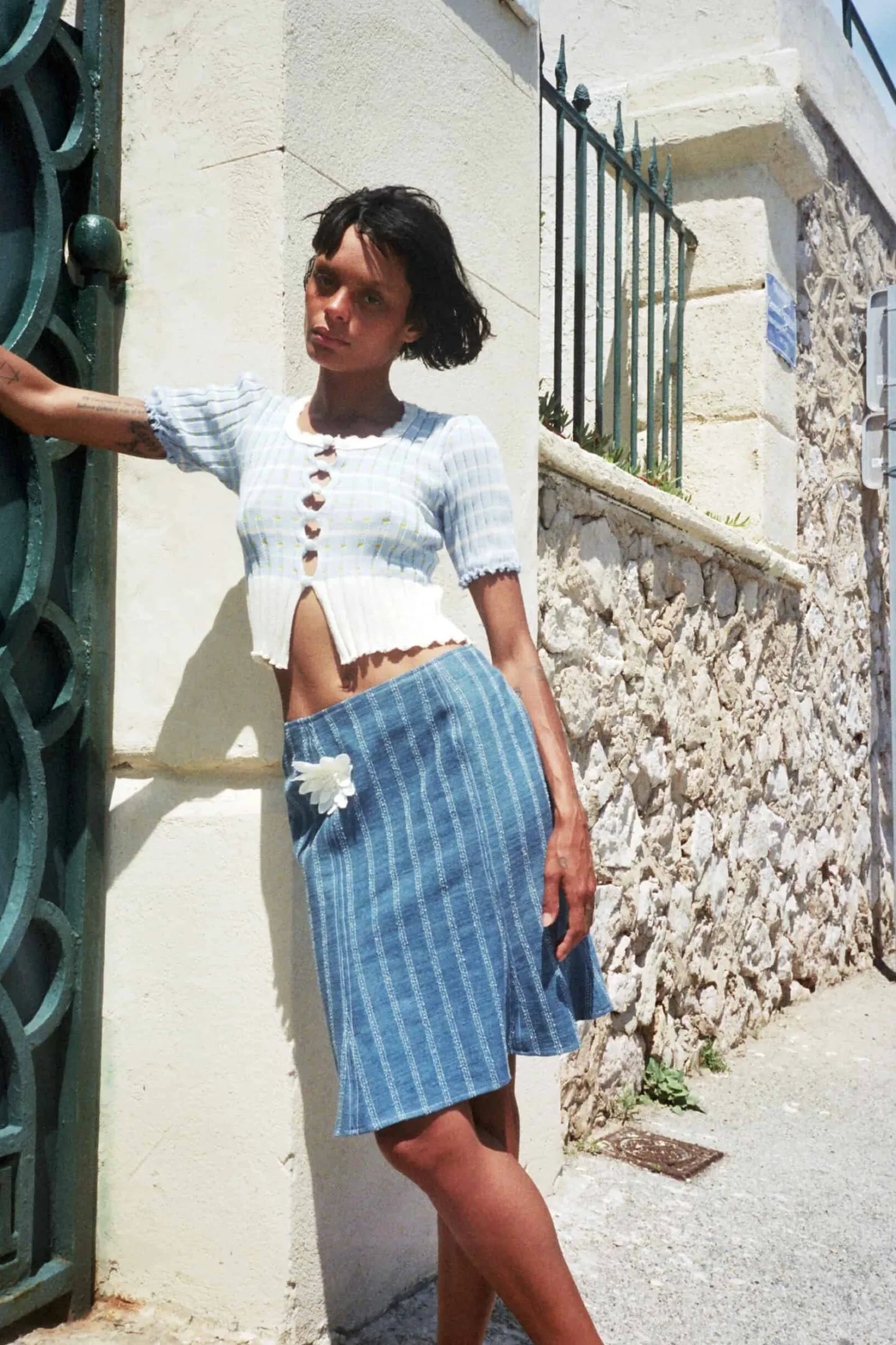 MaisonCléo Robes>Jupe mi-longue en denim rayé destroy avec fleur