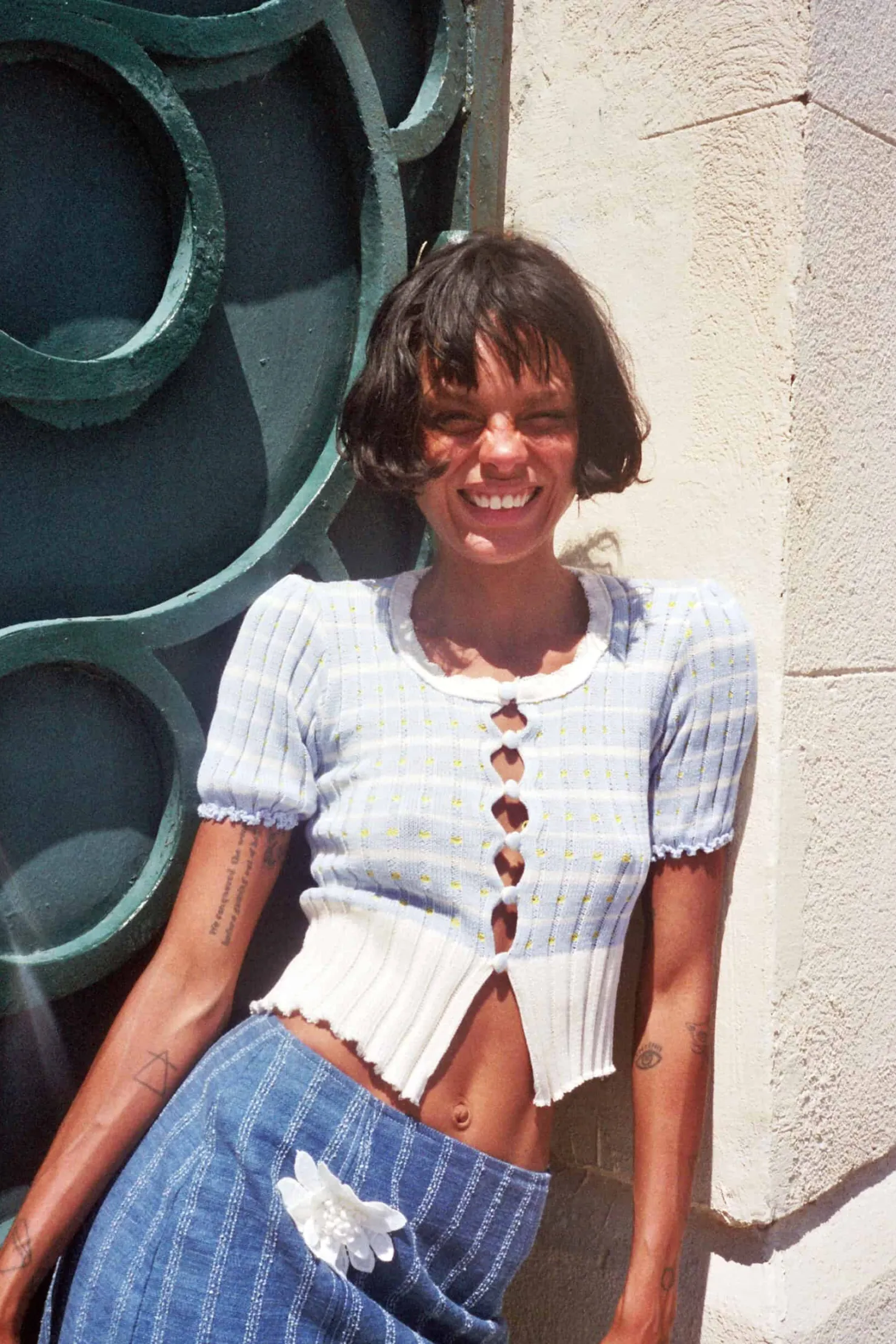 MaisonCléo Robes>Jupe mi-longue en denim rayé destroy avec fleur