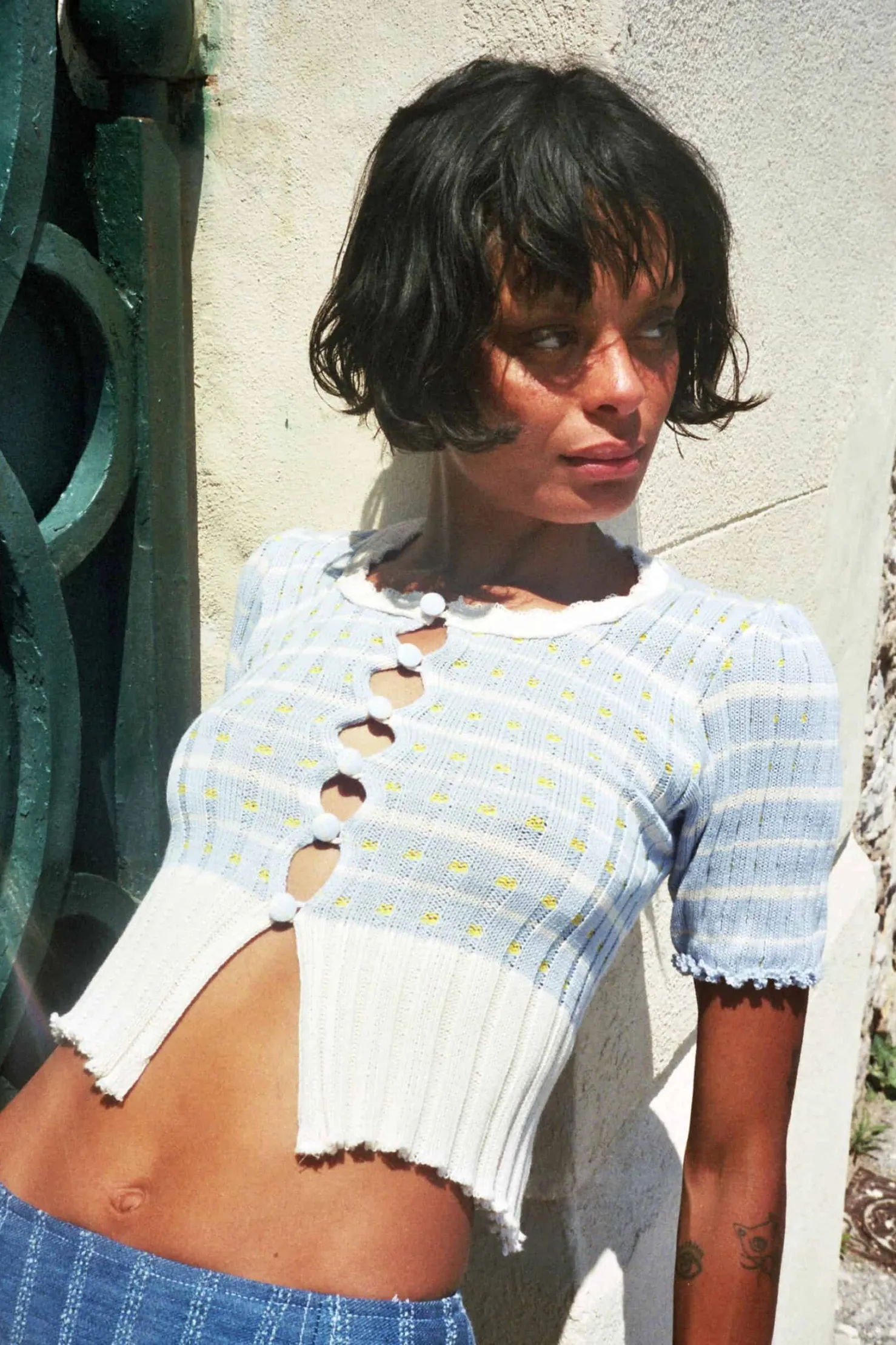 MaisonCléo Robes>Jupe mi-longue en denim rayé destroy avec fleur