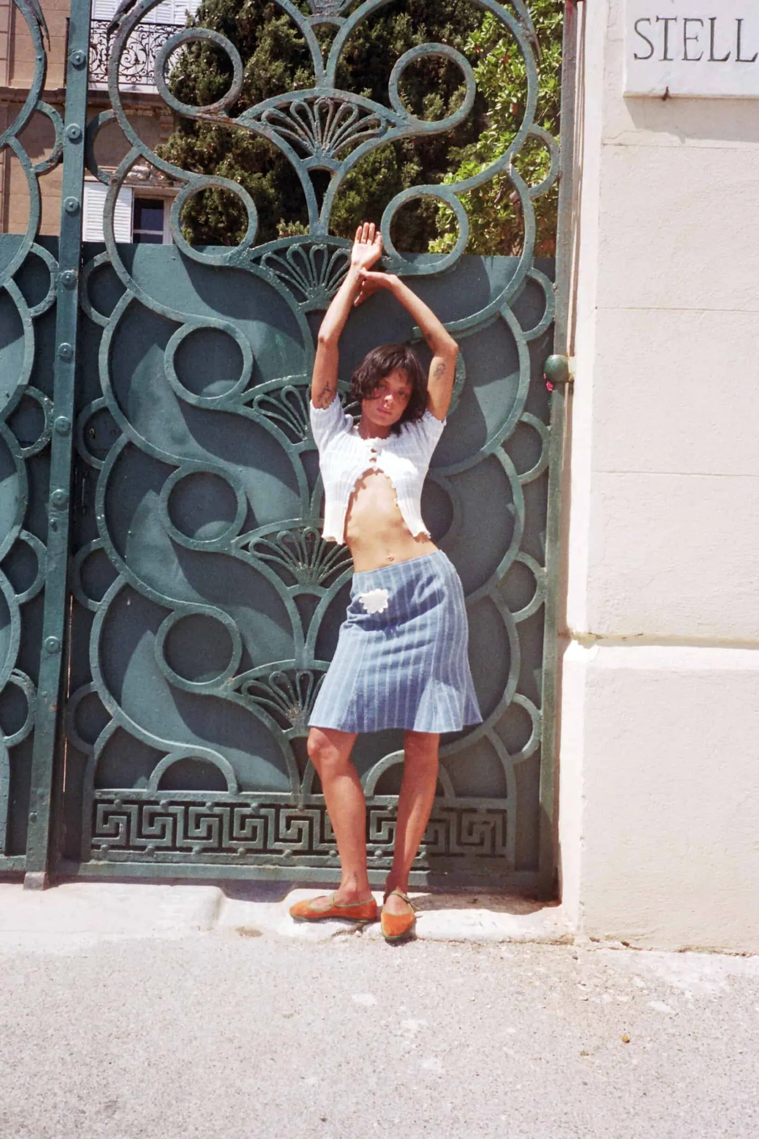 MaisonCléo Robes>Jupe mi-longue en denim rayé destroy avec fleur