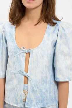 MaisonCléo Blouses>LA BADOULE LOOK 7 – Blouse AGNES en denim bleu ciel délavé irisé