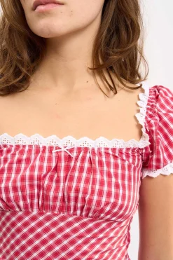 MaisonCléo Blouses>LA BADOULE LOOK 11 – Blouse AVA en coton rouge à carreaux avec broderies anglaise