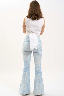 MaisonCléo Pantalons / Shorts>LA BADOULE LOOK 34 – Jean LISANDRO évasé en denim bleu ciel délavé irisé