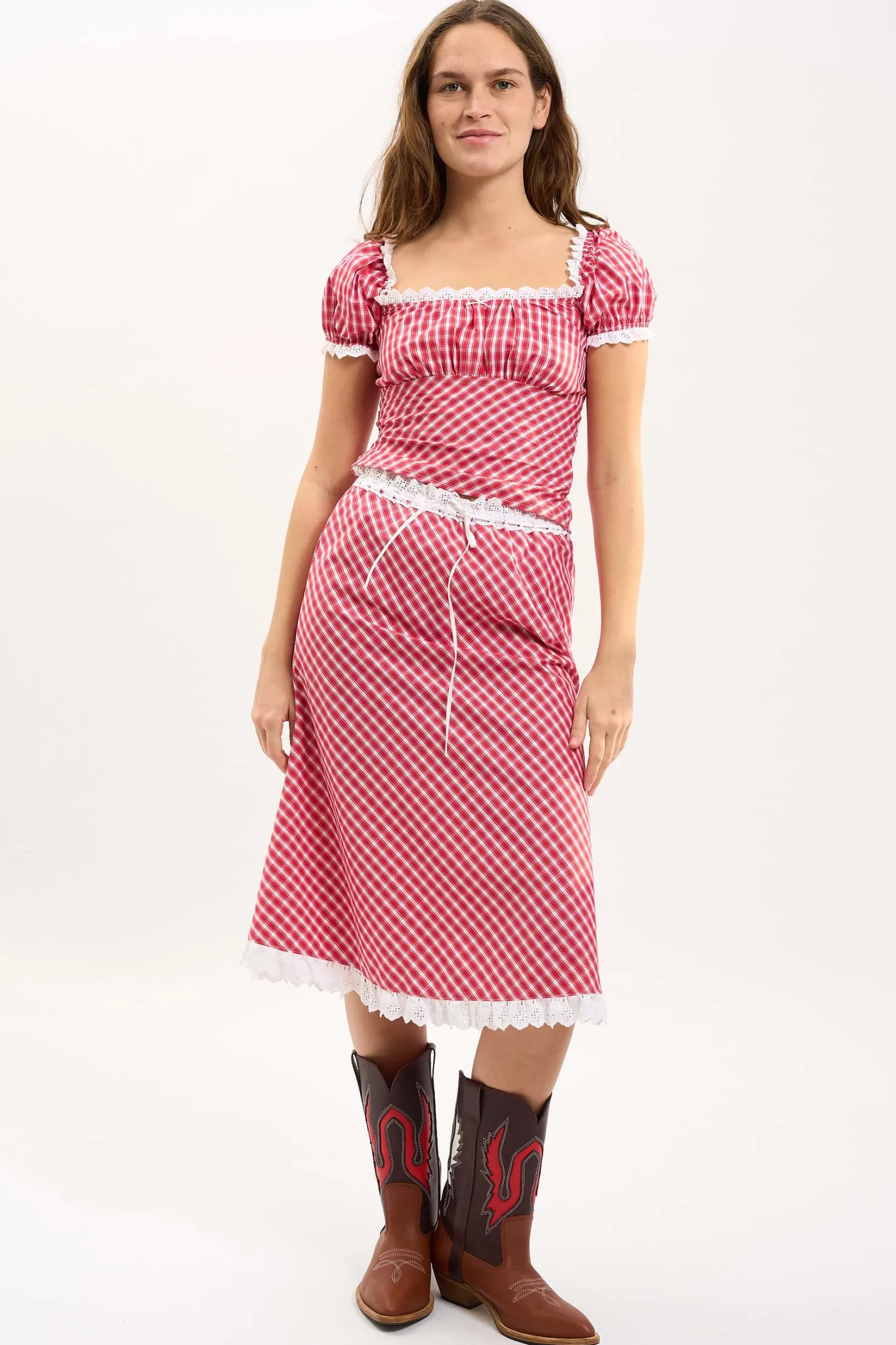 MaisonCléo Jupes>LA BADOULE LOOK 11 – Jupe KARMINE en coton rouge à carreaux avec broderies anglaise