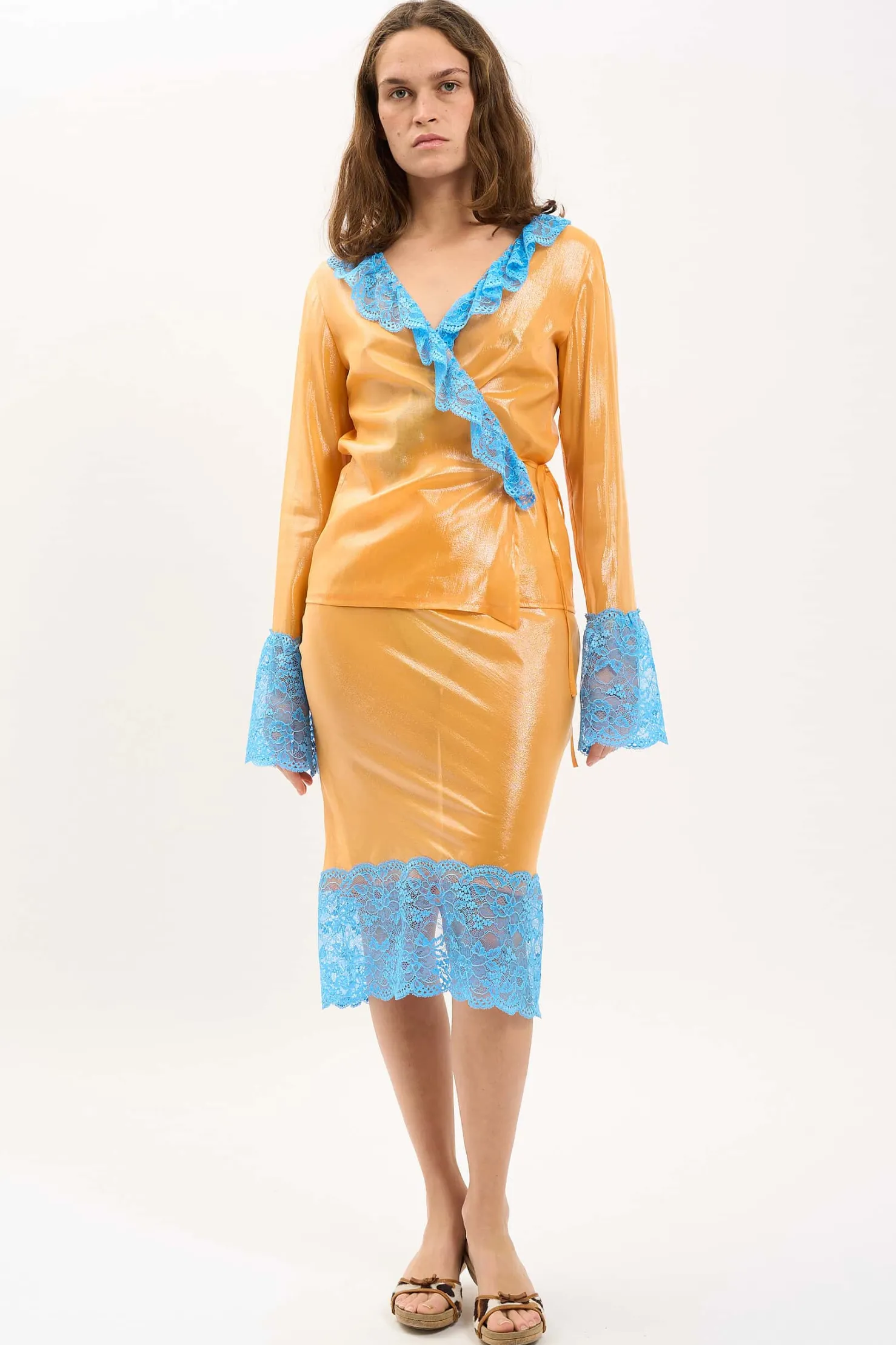 MaisonCléo Jupes>LA BADOULE LOOK 21 – Jupe NELYAH jus d’orange irisée avec dentelle bleu ciel