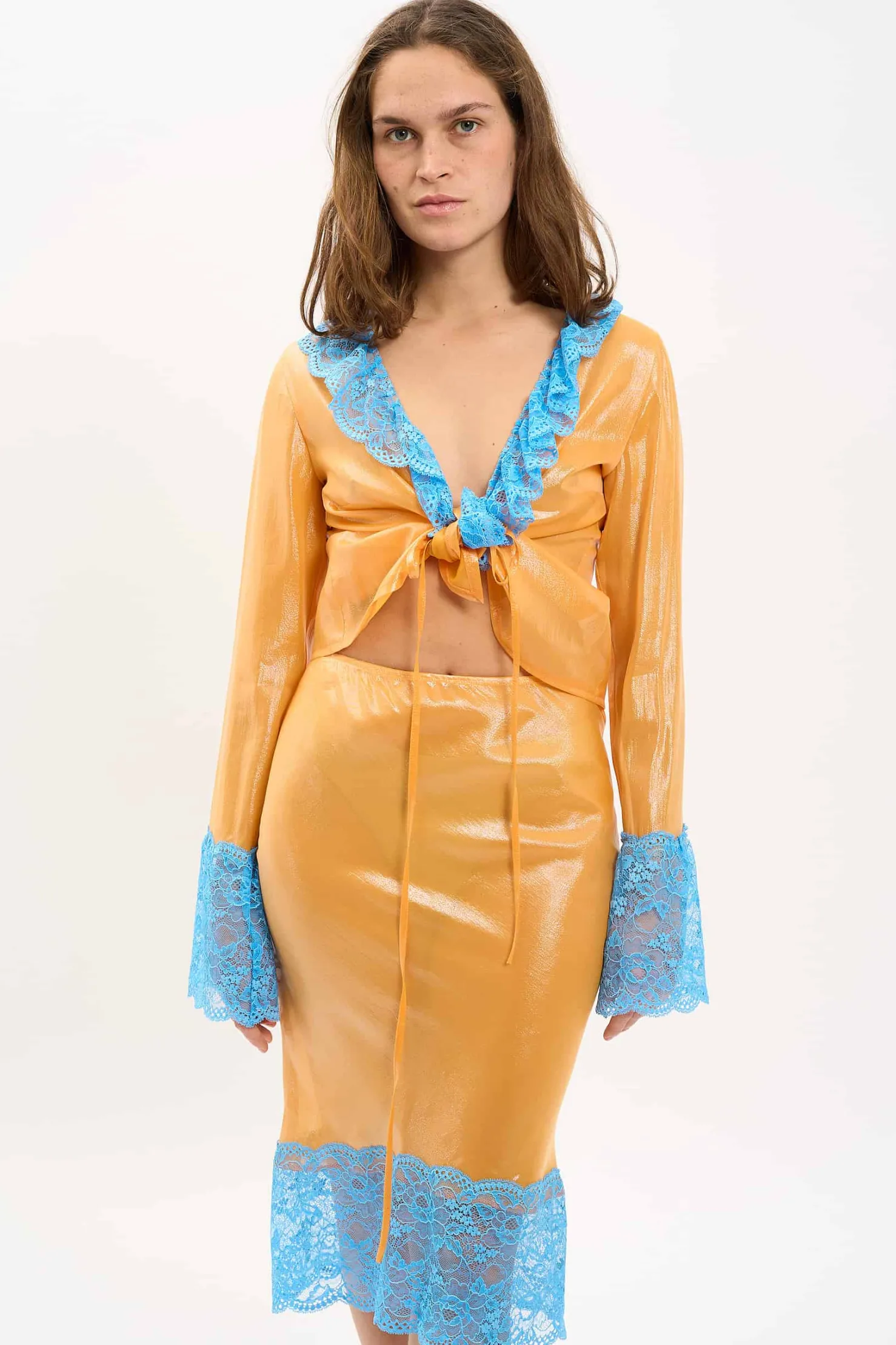 MaisonCléo Jupes>LA BADOULE LOOK 21 – Jupe NELYAH jus d’orange irisée avec dentelle bleu ciel