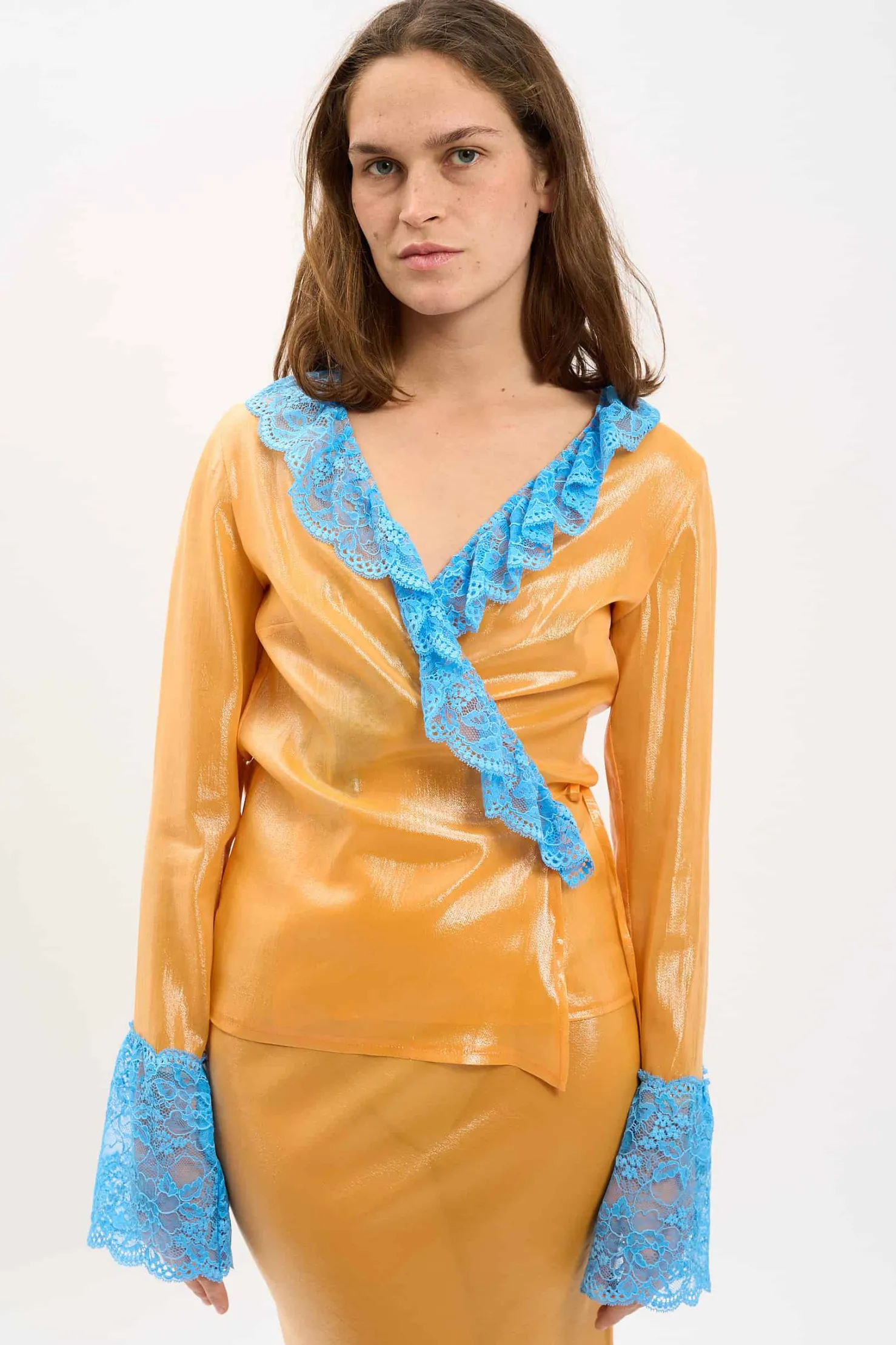 MaisonCléo Jupes>LA BADOULE LOOK 21 – Jupe NELYAH jus d’orange irisée avec dentelle bleu ciel