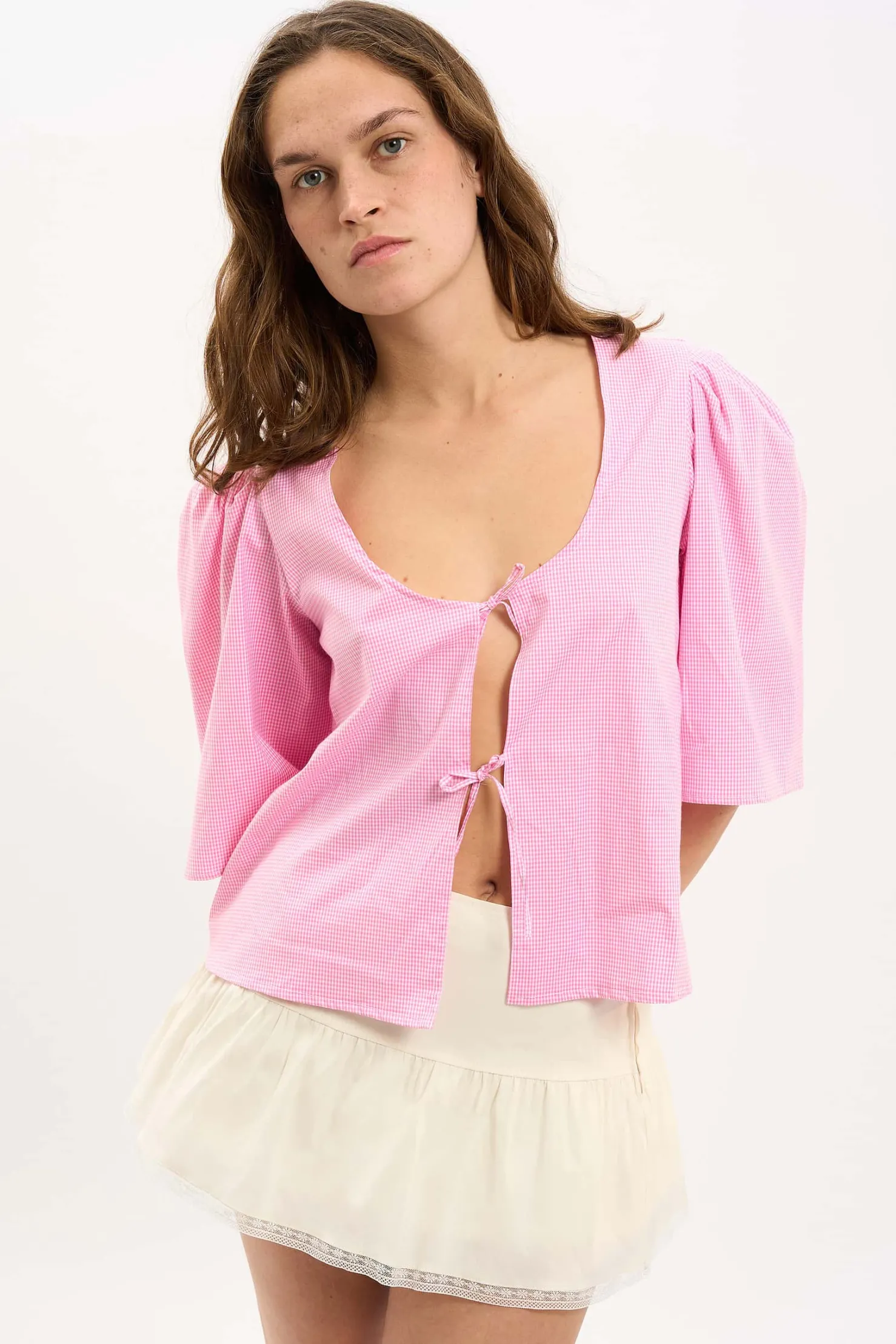 MaisonCléo Jupes>LA BADOULE LOOK 22 – Mini jupe ROMY en coton et lin crème avec dentelle fleurie