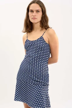 MaisonCléo Robes>LA BADOULE LOOK 17 – Robe YVETTE en mousseline de soie à pois marine évasée