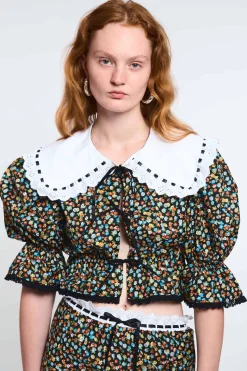MaisonCléo Blouses>LA POUPETTE DÉFILÉ LOOK 13 – Blouse Angèle en coton fleurie avec bord en dentelle