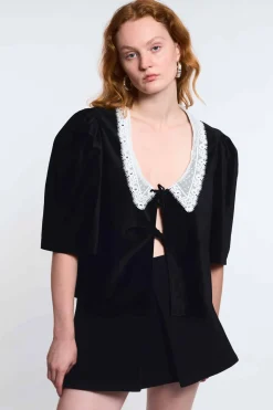 MaisonCléo Blouses|Tops>LA POUPETTE DÉFILÉ LOOK 10 – Blouse Agnes en velours noir col dentelle blanche