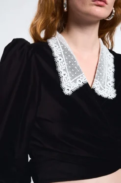 MaisonCléo Blouses|Tops>LA POUPETTE DÉFILÉ LOOK 5 – Blouse Julie en velours noir avec col dentelle blanc