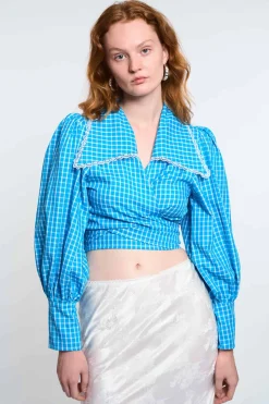 MaisonCléo Blouses|Tops>LA POUPETTE DÉFILÉ LOOK 3 – Blouse Julie en vichy bleu azur détail col dentelle