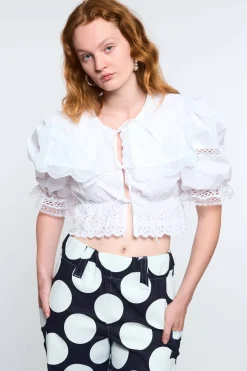 MaisonCléo Blouses|Tops>LA POUPETTE DÉFILÉ LOOK 14 – Blouse URIELLA en coton blanc avec broderies et dentelle