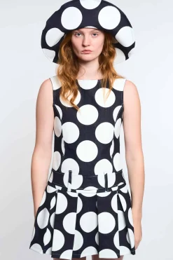 MaisonCléo Accessoires Cheveux>LA POUPETTE DÉFILÉ LOOK 15 – Chapeau en denim bleu marine pois blanc grand format
