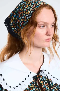 MaisonCléo Accessoires Cheveux>LA POUPETTE DÉFILÉ LOOK 13 – Fichu en coton fleuri bord dentelle