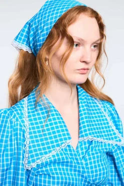 MaisonCléo Accessoires Cheveux>LA POUPETTE DÉFILÉ LOOK 3 – Fichu bleu azur vichy en coton avec dentelle