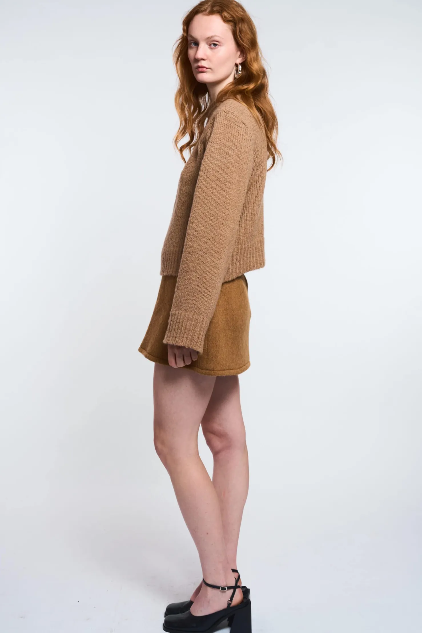MaisonCléo Jupes>LA POUPETTE DÉFILÉ LOOK 20 – Mini jupe en laine caramel salé LOUANE