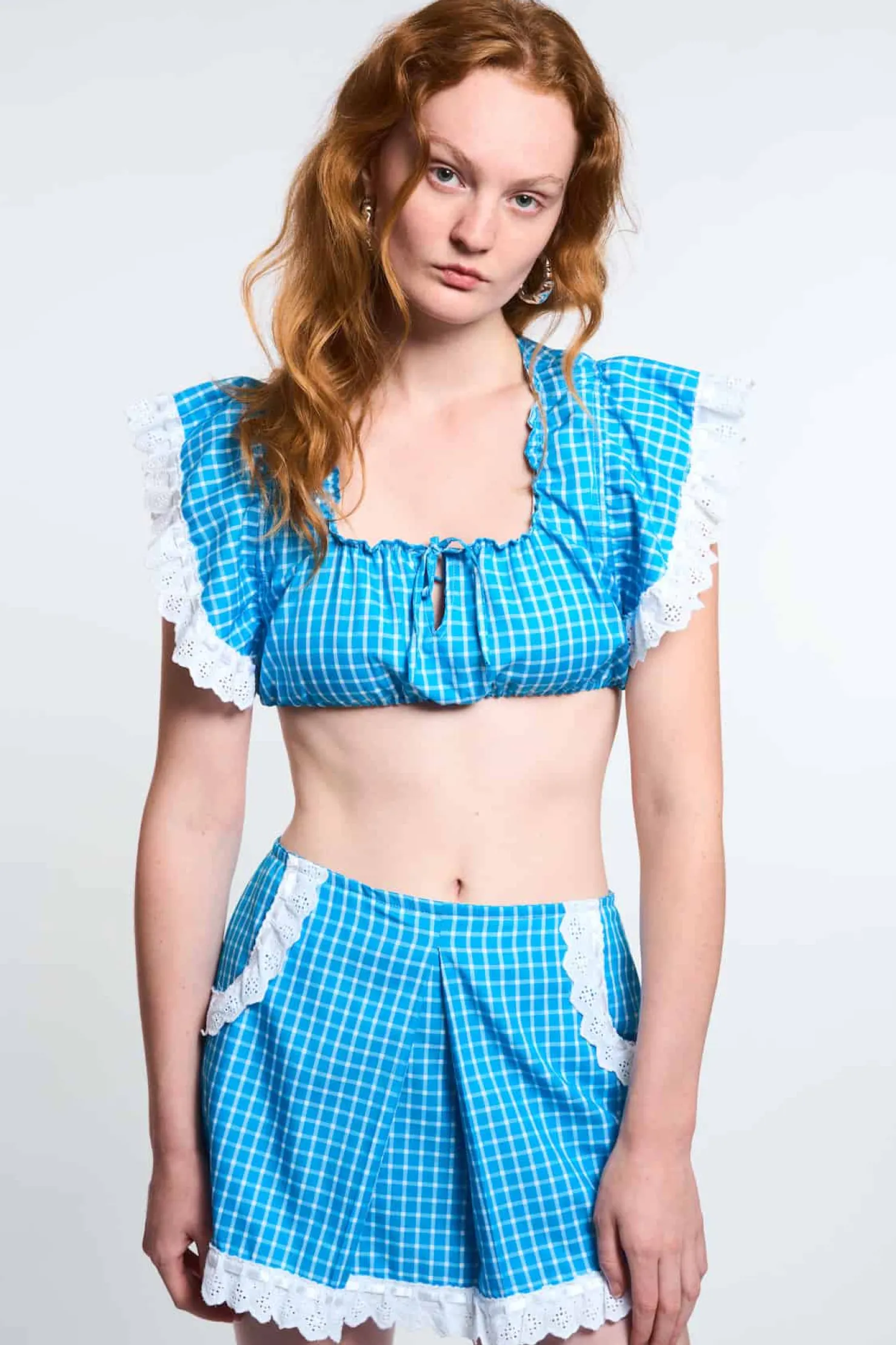MaisonCléo Jupes>LA POUPETTE DÉFILÉ LOOK 1 – Mini jupe ADENOR plissée bleu azur vichy avec broderies