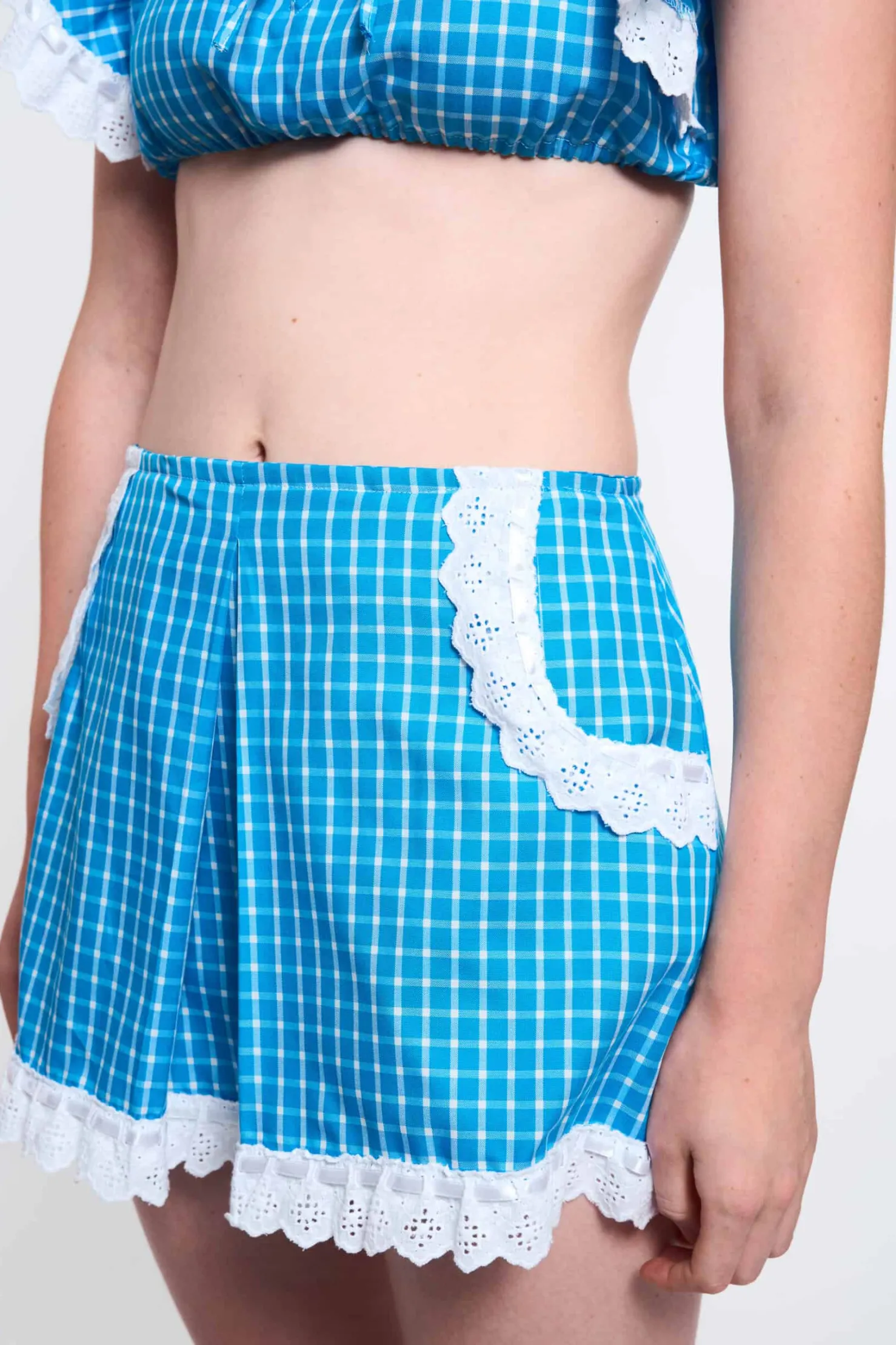 MaisonCléo Jupes>LA POUPETTE DÉFILÉ LOOK 1 – Mini jupe ADENOR plissée bleu azur vichy avec broderies