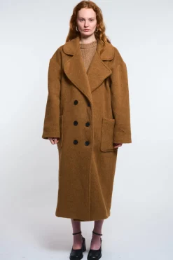 MaisonCléo Vestes / Manteaux>LA POUPETTE DÉFILÉ LOOK 28 – Manteau GUENOLE long marron camel en laine oversize