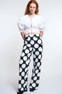 MaisonCléo Pantalons / Shorts>LA POUPETTE DÉFILÉ LOOK 14 – Pantalon denim à pois blancs taille haute MADENN