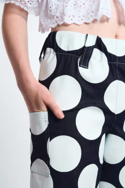 MaisonCléo Pantalons / Shorts>LA POUPETTE DÉFILÉ LOOK 14 – Pantalon denim à pois blancs taille haute MADENN