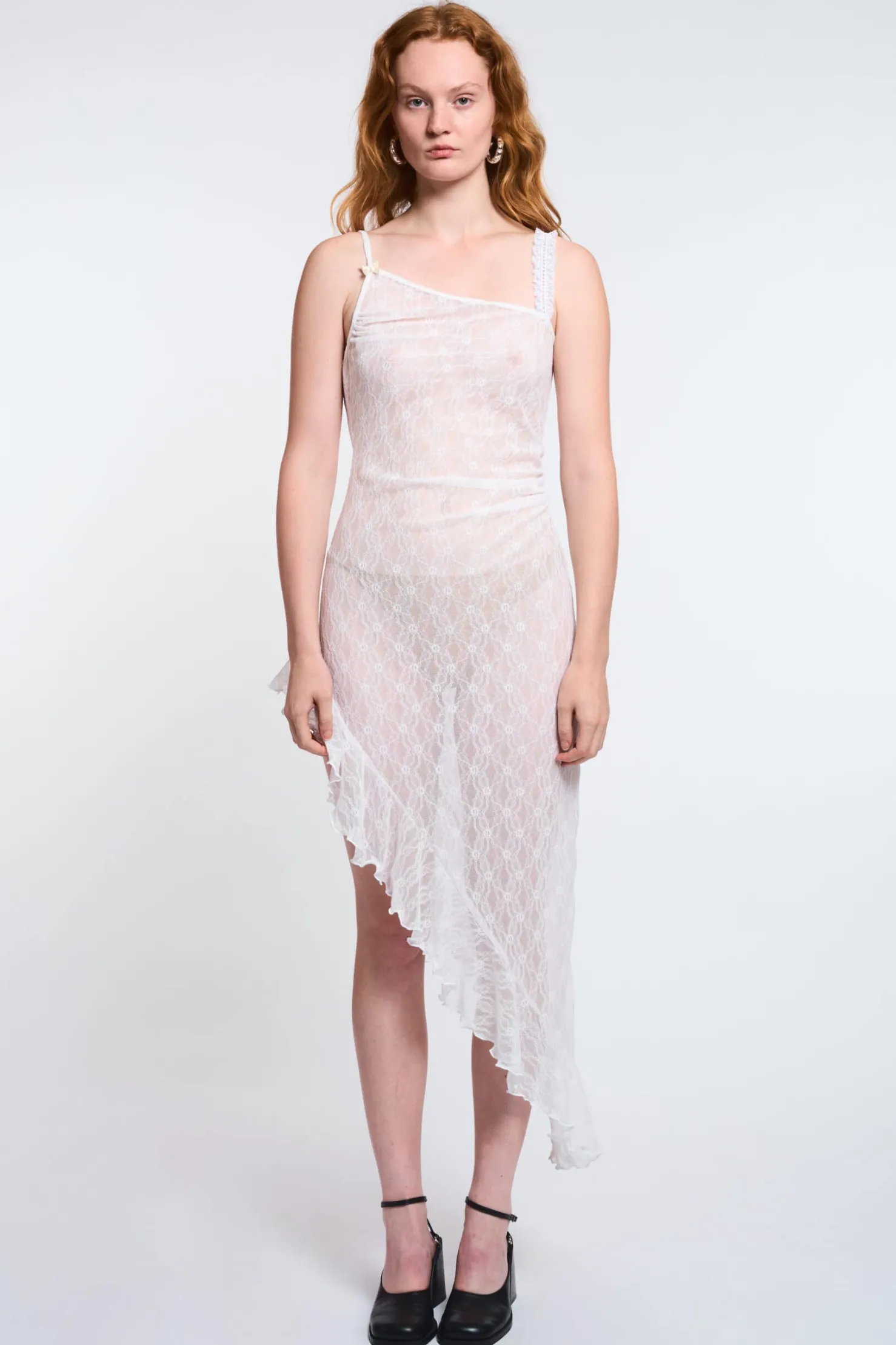 MaisonCléo Robes>LA POUPETTE DÉFILÉ LOOK 34 – Robe asymétrique IVY à volants en dentelle fleurie blanche