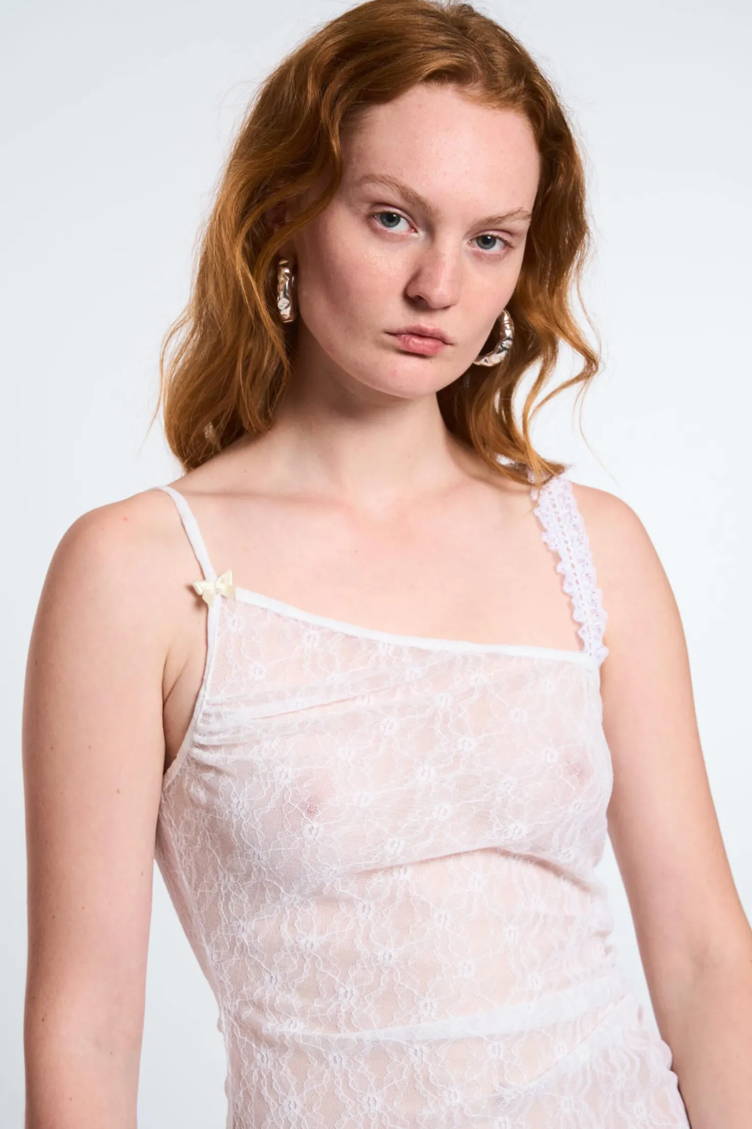 MaisonCléo Robes>LA POUPETTE DÉFILÉ LOOK 34 – Robe asymétrique IVY à volants en dentelle fleurie blanche