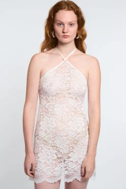 MaisonCléo Robes>LA POUPETTE DÉFILÉ LOOK 2 – Robe AELA en dentelle fleurie blanche petit noeud perle